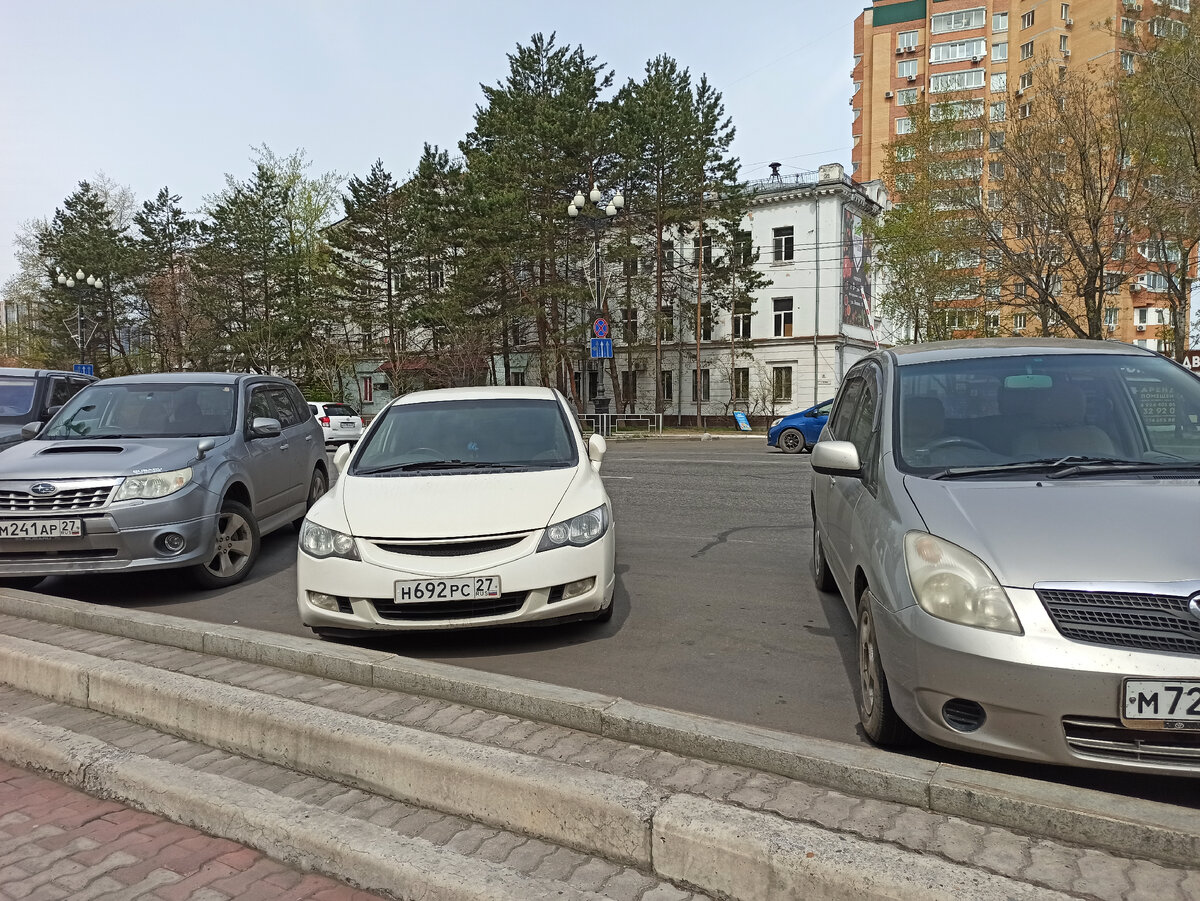 Праворульные машины на стоянке.