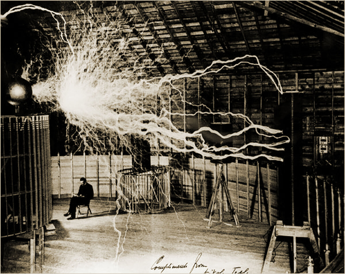 Тесла в своей лаборатории.