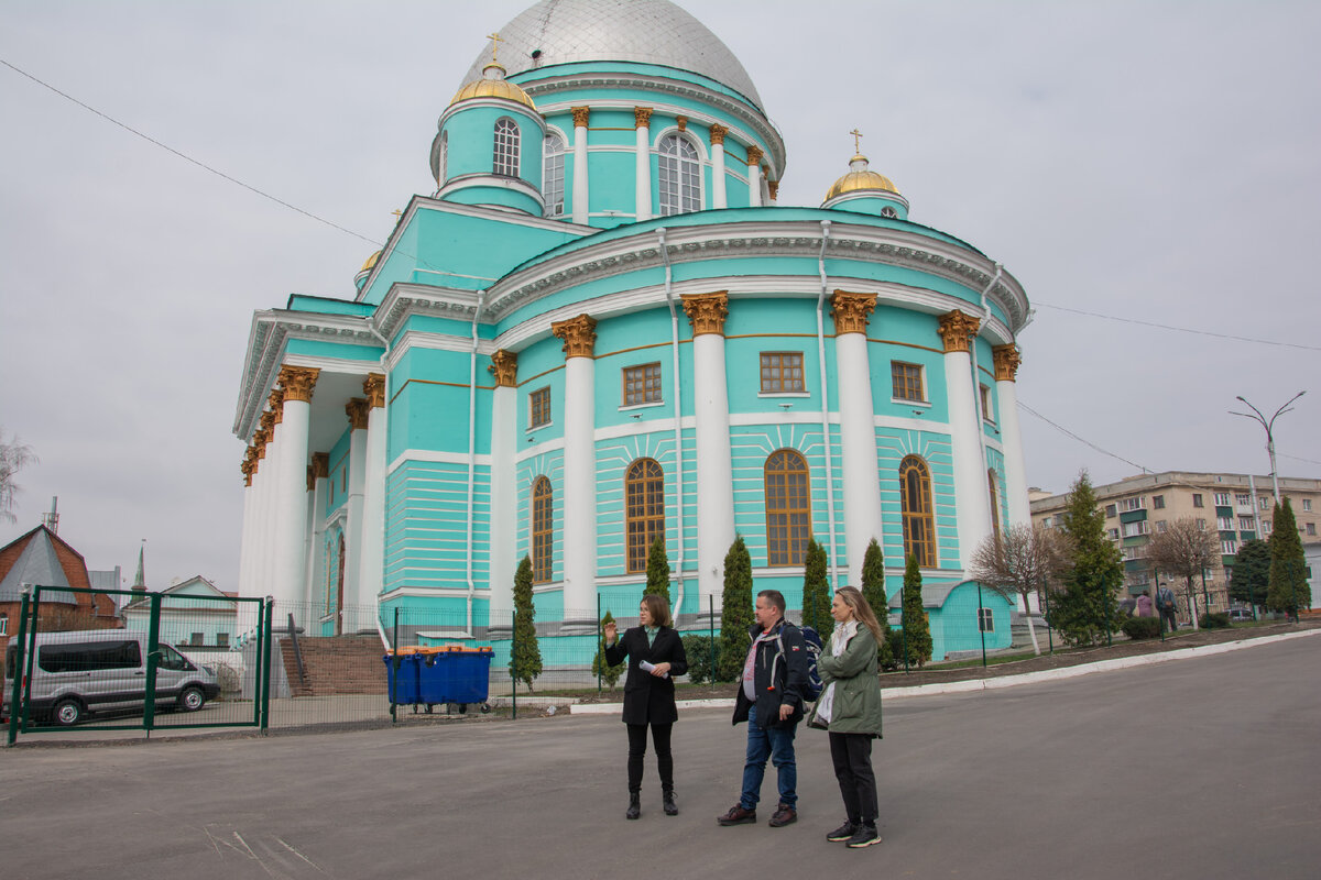 Цеха крупного промышленного предприятия соседствовали с историческими храмами. 