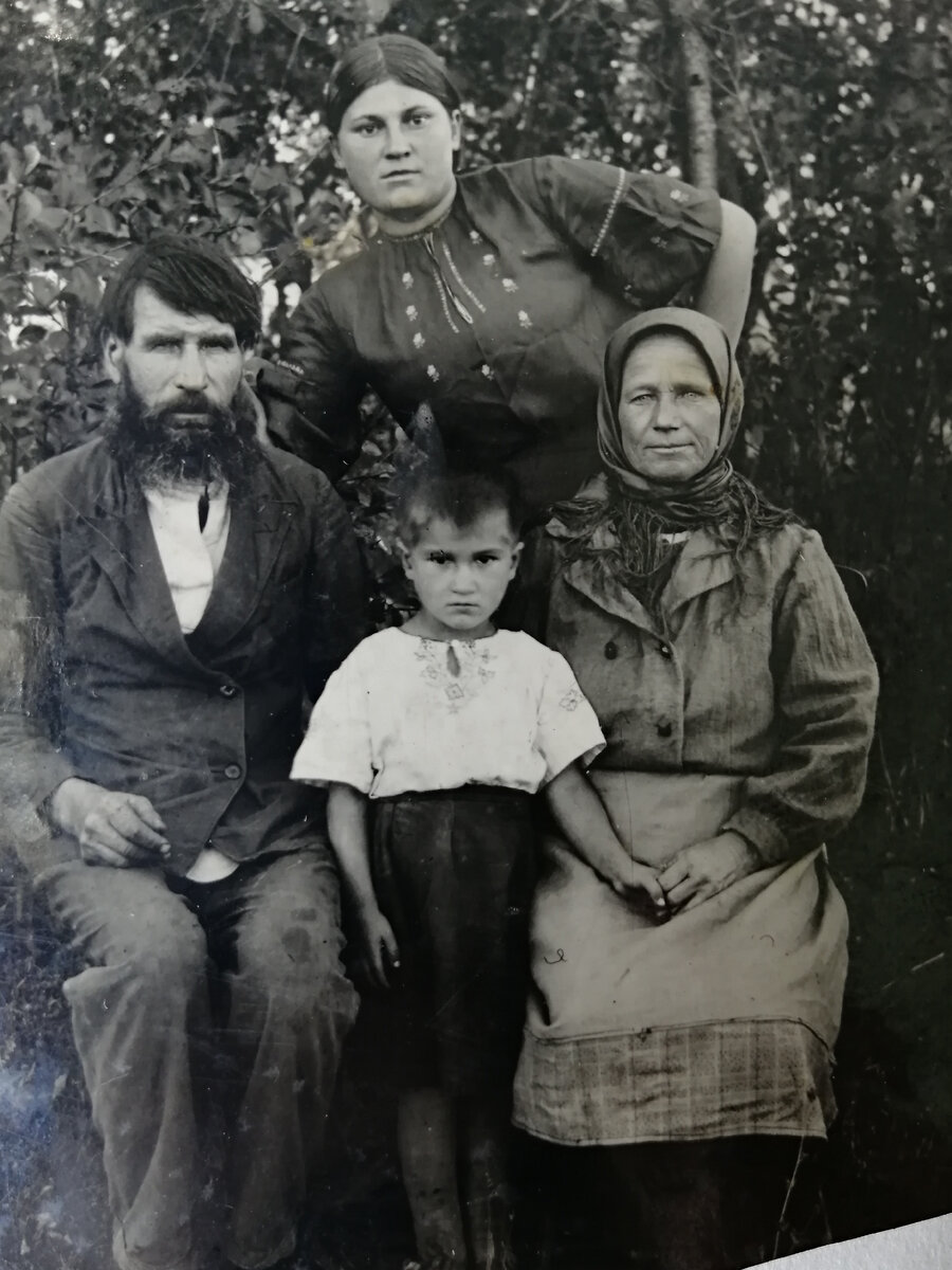 Вов семей. Фотографии семейный архив. Семейная фотография 1945 года. Русская семья архивное фото. Фото 1945 года семья Россия.