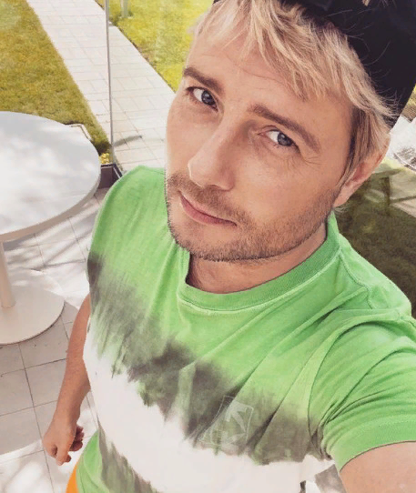 На снимке обычно улыбчивый певец запечатлен с грустным видом. На лице Николая Баскова сильно заметны морщины, небритость, а лицо осунулось. По всей видимости, диета уже дала свои результаты.