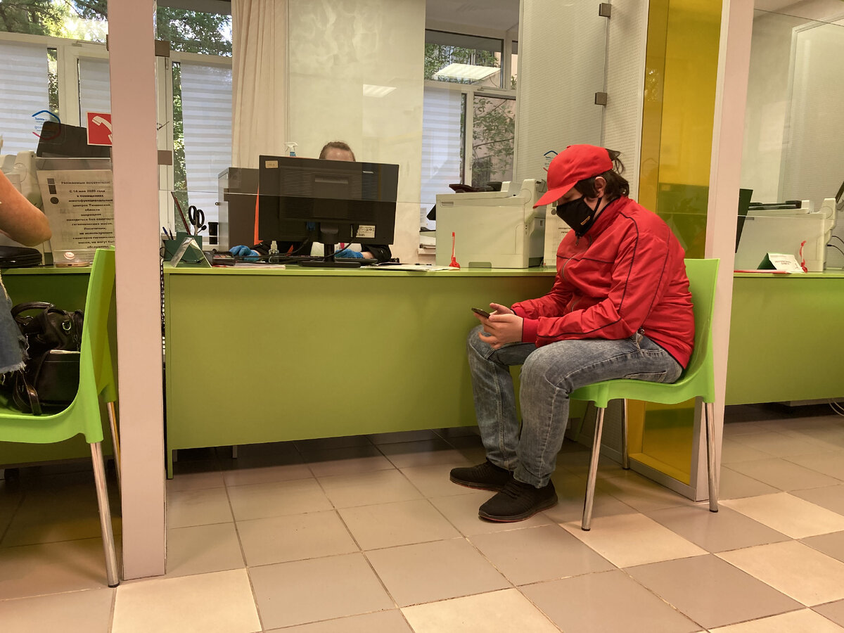 Сын впервые погружается в бюрократические системы