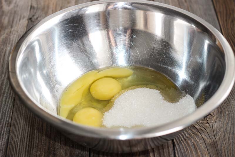 Яйцо на водяной бане. Разбить яйца в миску. Яйца и сахар в миске. Смешивать яйцо сахар и соль. Добавление в миску яиц и сахара.