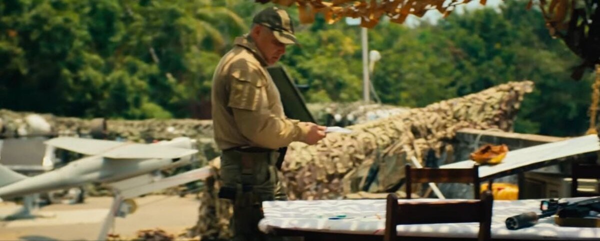 В сценах можно увидеть реально применявшуюся технику (БПЛА Орлан на заднем фоне)