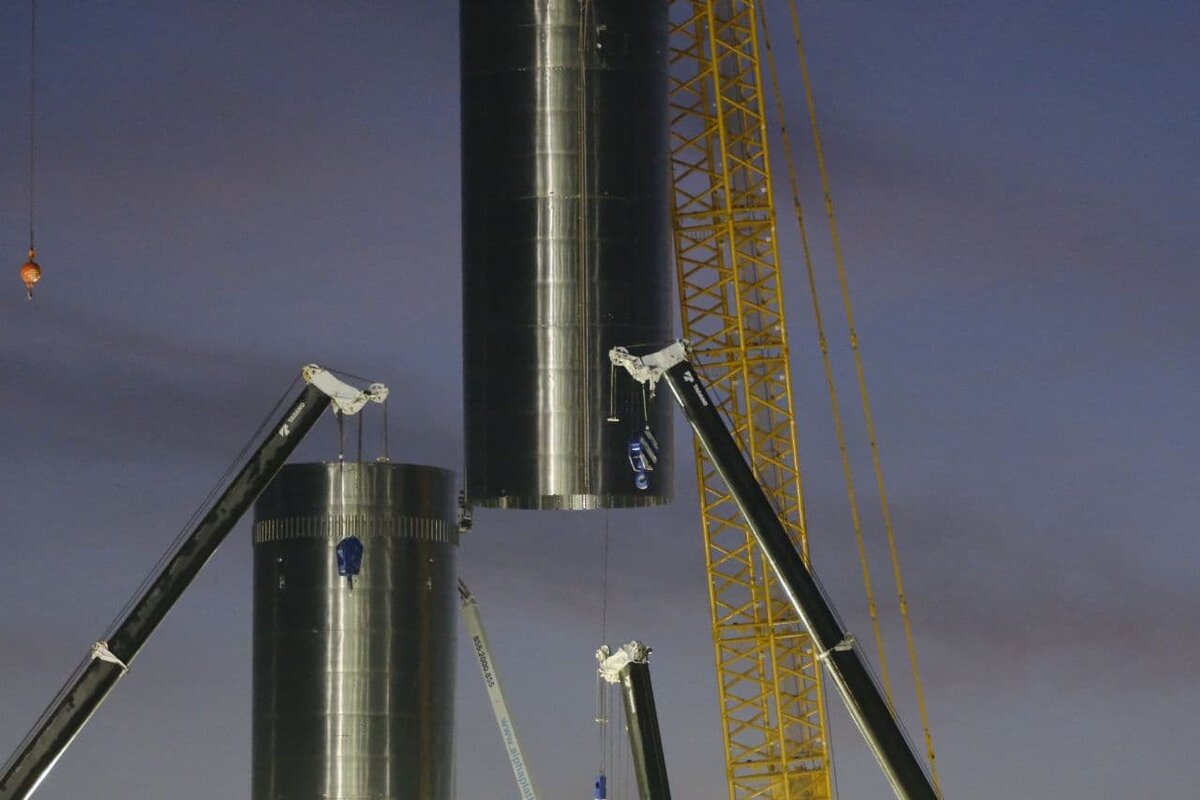 Уже несколько дней на площадке частной космической компании SpaceX в Бока-Чика происходит утилизация прототипа ускорителя, а по совместительству и первой ступени для системы Starship.
