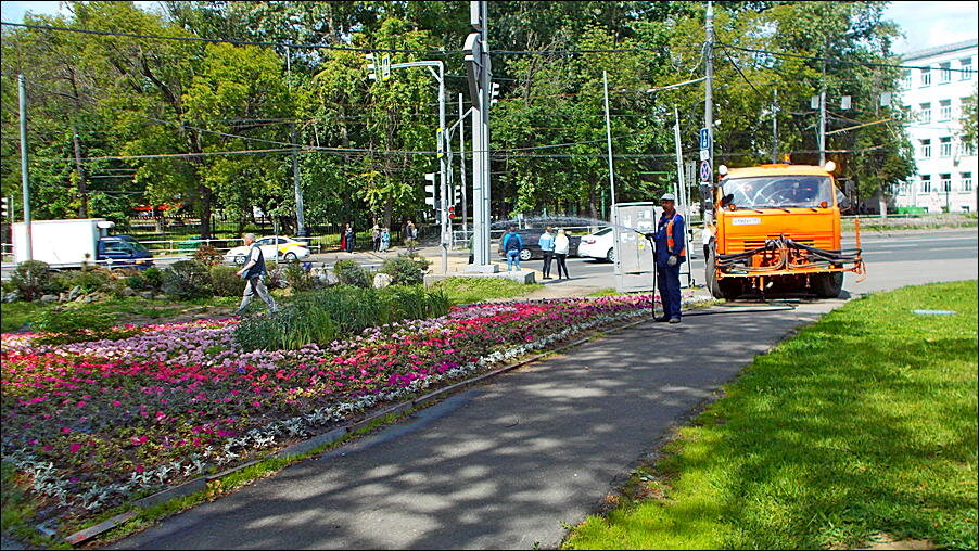 В летнюю жару все воды хороши! Спасибо всем службам Москвы. Фото: Валерий Крыков.