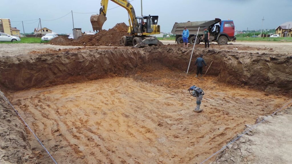Уровень пролегания грунтовых вод. Этот показатель существенно ограничивает глубину котлована. Слишком влажная среда будет способствовать насыщению бетона водой. Это может спровоцировать появление плесени и грибка, снижению прочностных характеристик бетона, преждевременному разрушению основания. Если грунт насыщен влагой, а застройку необходимо начать, проводится прочная и долговечная гидроизоляция фундамента и основания. Это существенно увеличивает стоимость строительства.