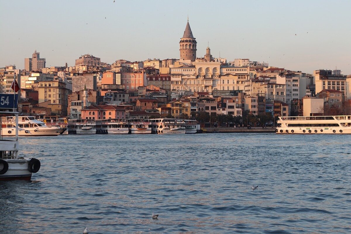Фото взято https://pixabay.com/ru/photos/галата-стамбул-морской-башня-4043037/