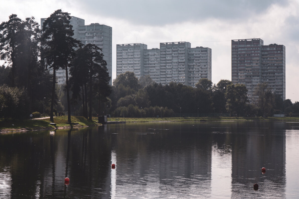 Школьное озеро и здания серии И-580