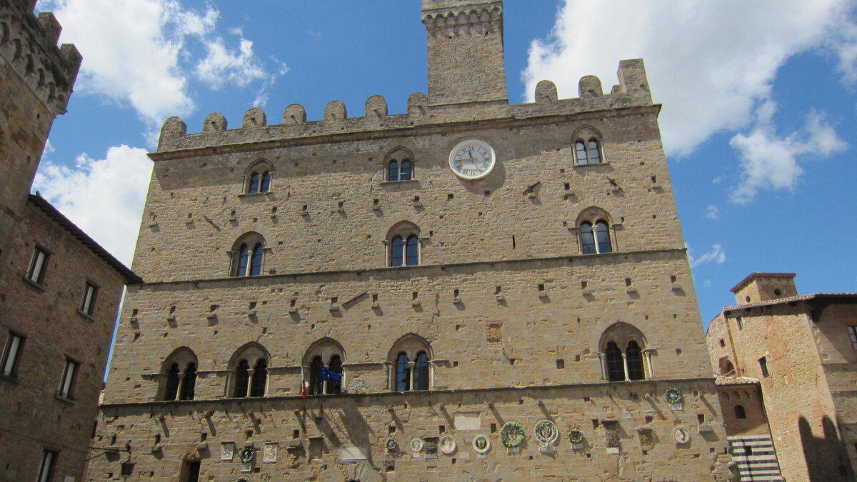 Дворец Приоров — это старейшая ратуша Тосканы, она была построена в XIII веке. 