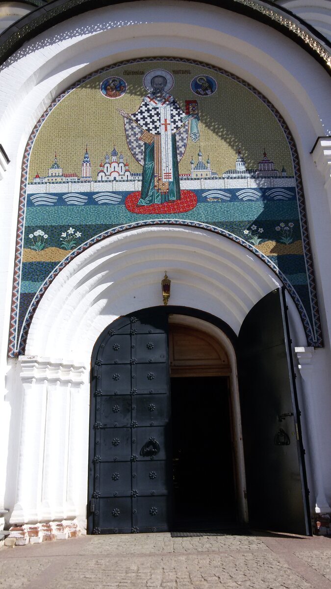 Вход в Никольский собор