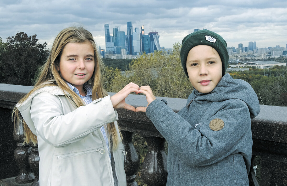 Чтобы полюбить свой город, нужно как следует узнать его. Отсюда, с Воробьёвых гор, он виден как на ладони / Селфи-фото Ярославы Бадаква и Леонида Антропова