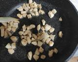 Как приготовить

Куриное филе моем, сушим бумажными полотенцами и нарезаем кубиками. На разогретую сковороду кладём сливочное масло и филе. Жарим несколько минут.Вливаем сливки (предварительно их нужно немного подогреть, чтобы не свернулись). Добавляем соль, перец по вкусу, итальянские травы. Выключаем огонь.