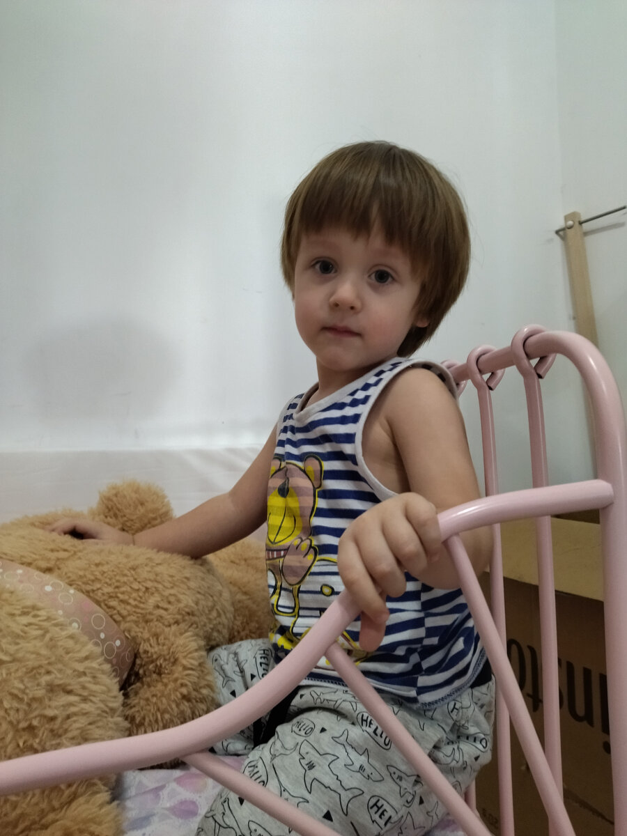 Оккупировал кроватку сестры