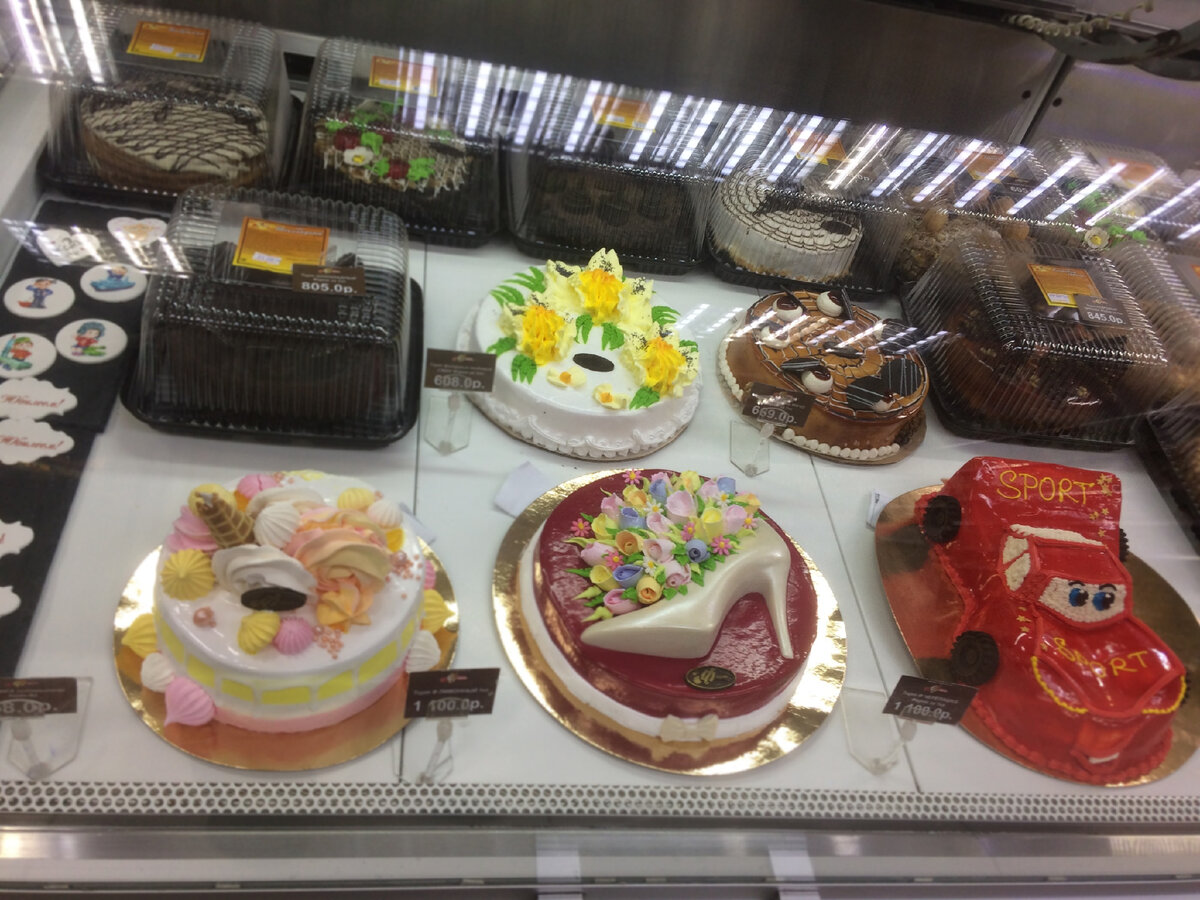 Кулинары стараются показать товар лицом, а мы с радостью покупаем эти тортики