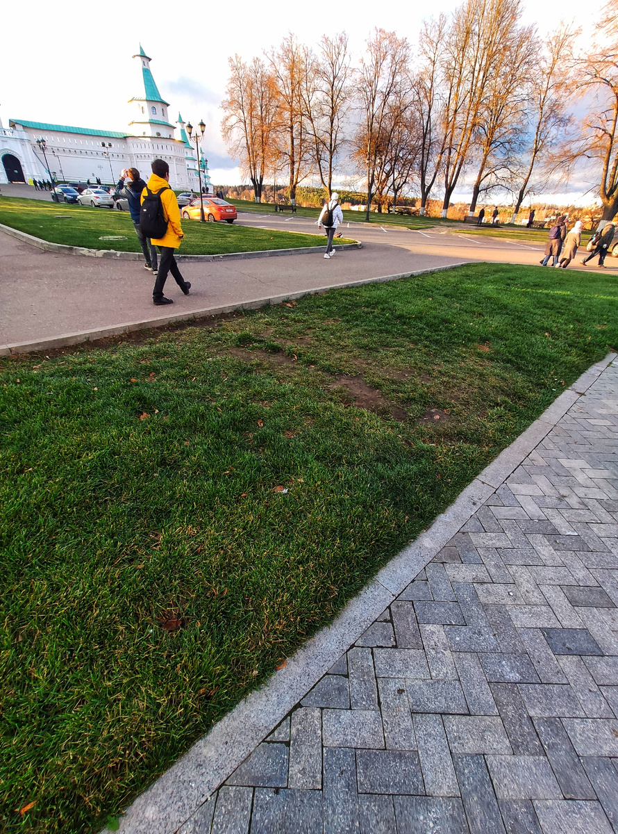 Протоптанная дорожка на территории рядом с главной достопримечательностью Истры - Новоиерусалимским монастырём. Пересечение длинного зеленого участка между 2 пешеходными дорожками - распространённый пример.