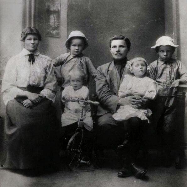 Семья Твардовских: мать Мария Митрофановна, отец Трифон Гордеевич, возле матери стоит Александр Твардовский, на велосипеде - Василий, рядом с отцом - Константин, на руках у отца - Анна  