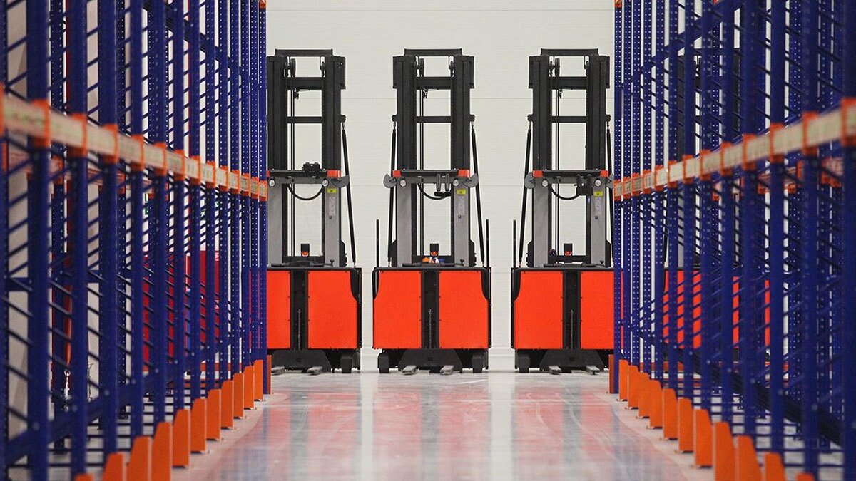 Фото: склад Carlo Pazolini в Москве; Daily Advent