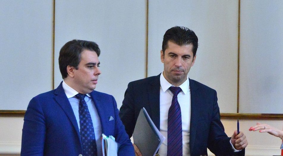 На пресс-конференции Кирилл Петков заявил: «Наша работа будет не на базе политических линий, идеологий, право или лево. Мы хотим собрать всех порядочных людей, которые хотят, чтобы эти перемены продолжились…» На фото господа Петков и Василев.