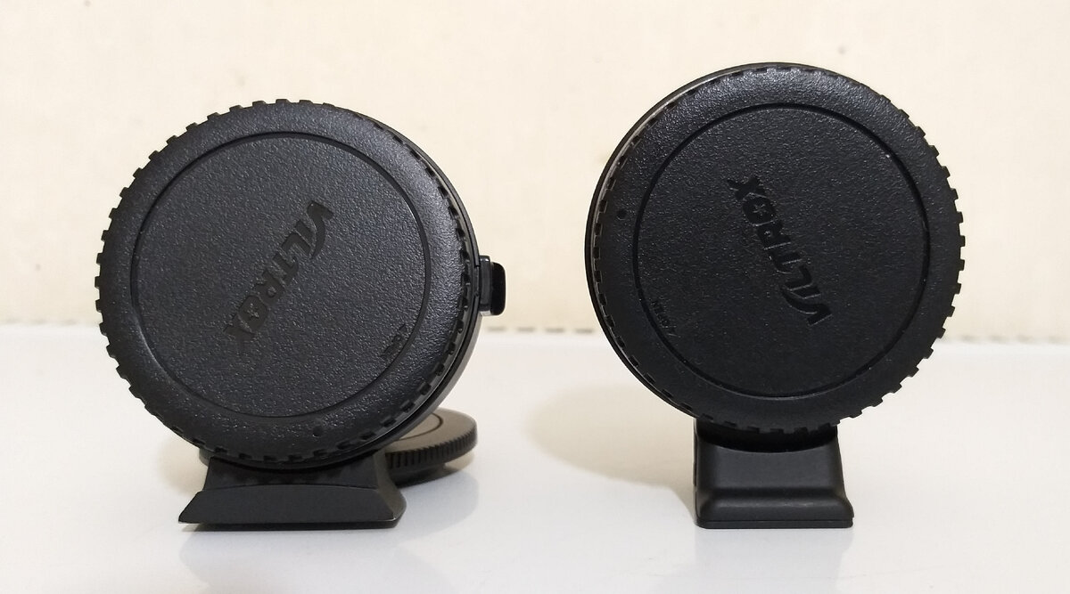 Слева Speedbooster Viltrox EF-EOS M2 для Canon M50, а справа переходник Viltrox для Canon M50