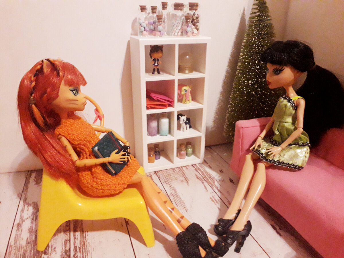 Оливка помогает Сане делать уроки.