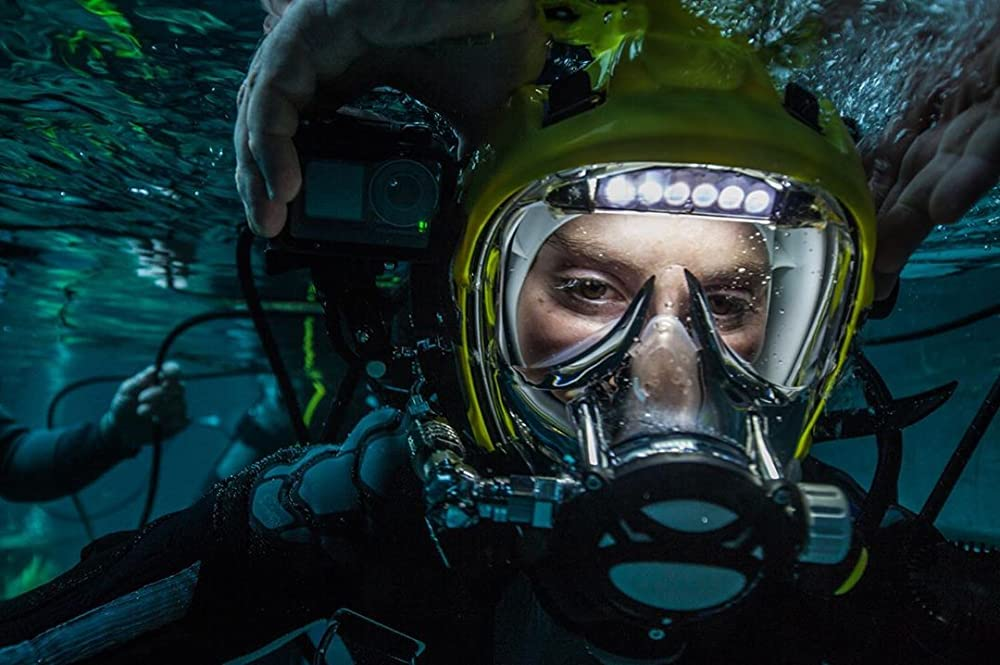 Кадр из фильма The Deep House. Режиссеры: Александр Бустильо, Жюльен Мори. Оператор: Жак Баллард. Производство: Apollo Films, Centre National de la Cinématographie (CNC), Forecast Pictures, Investisseurs Tax Shelter, Le Tax Shelter du Gouvernement Fédéral de Belgique, Logical Pictures, OCS, Radar Films, Screen Flanders, uMedia Family, Wallimages 