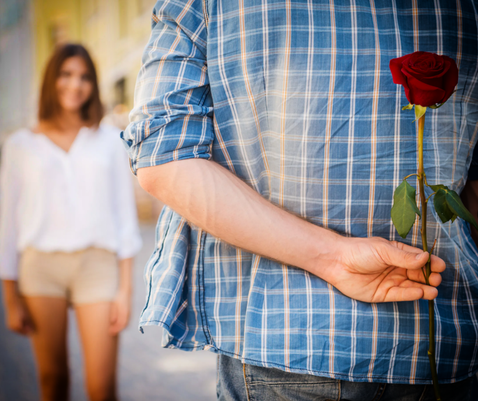 Не складываются отношения с мужчинами. Цветы в руках мужчины и женщины. Женщина выбирает мужчину. Holding a Bouquet with a good friend.