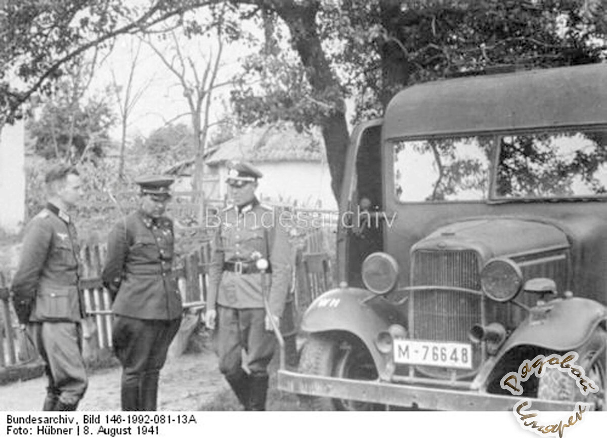 Фото командующего 6-й Армией генерал-лейтенанта И.Н. Музыченко спустя 2 дня после плена. Командующий в окружении офицеров Вермахта в г. Гайсин Винницкой обл. УССР, фото 8 августа 1941 года (Источник фото: Бундесархив)