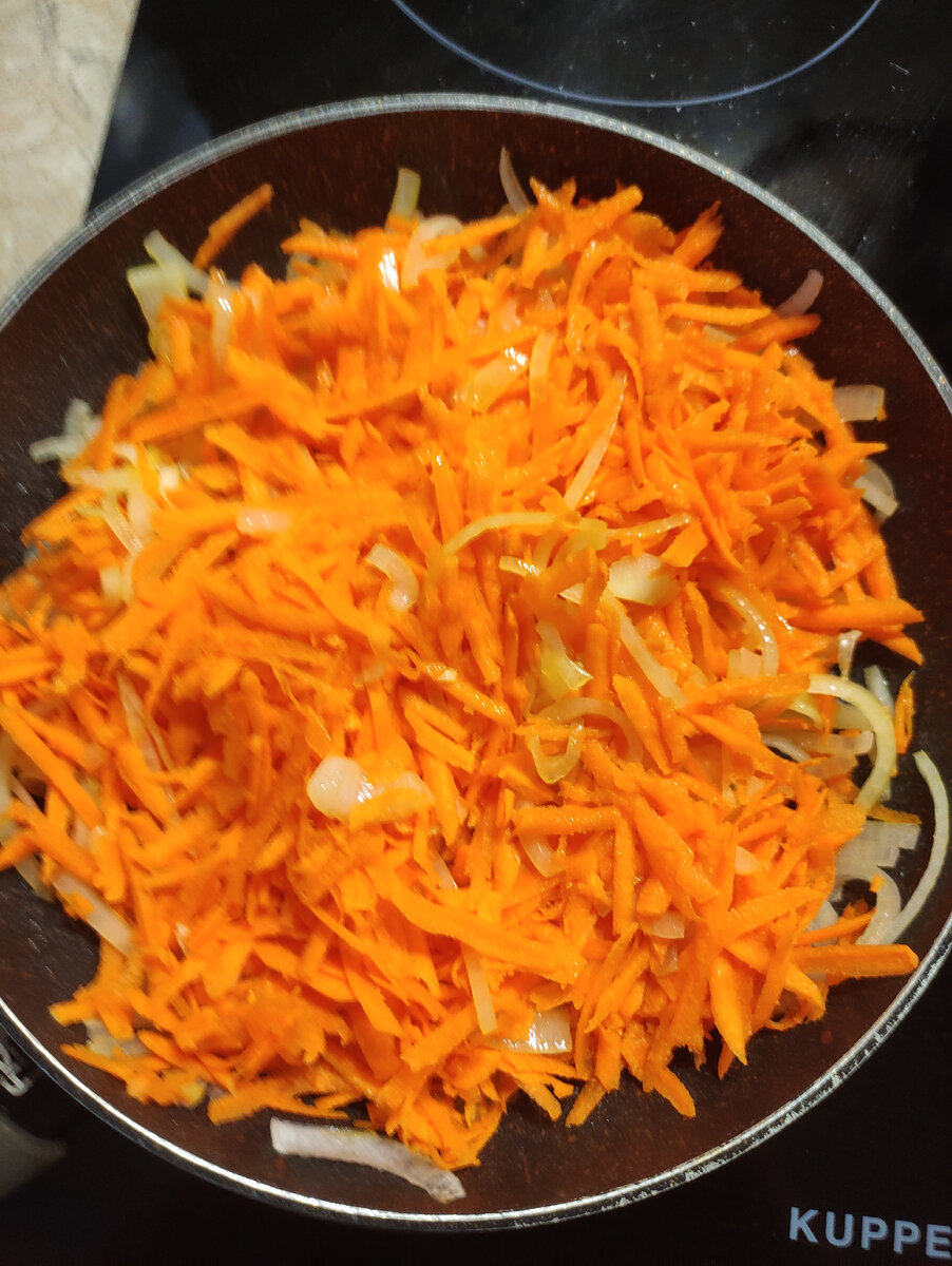 Обжариваем лук с морковью.