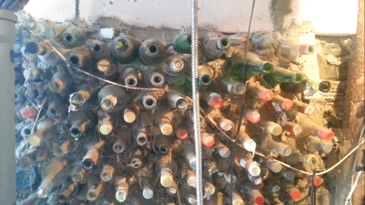 Стена из бутылок.