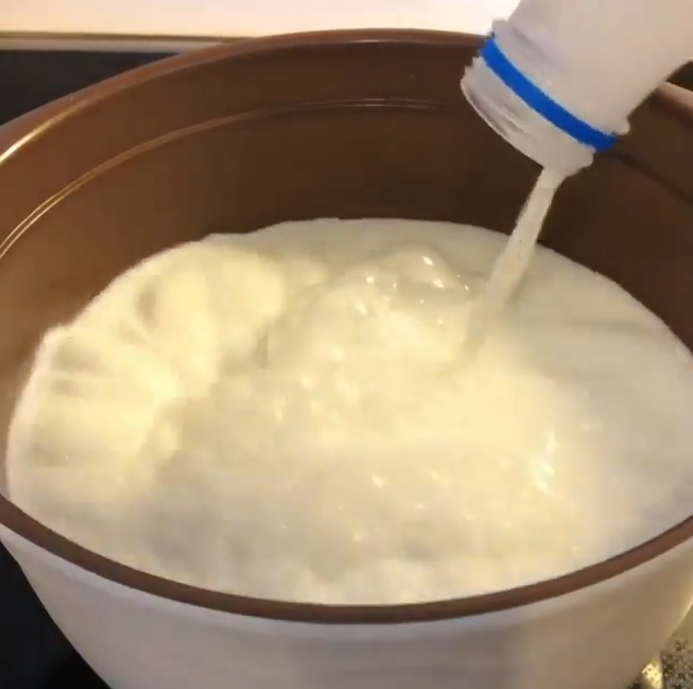 Кстати, в покупном молоке достаточно белка, но я использую молоко от частника