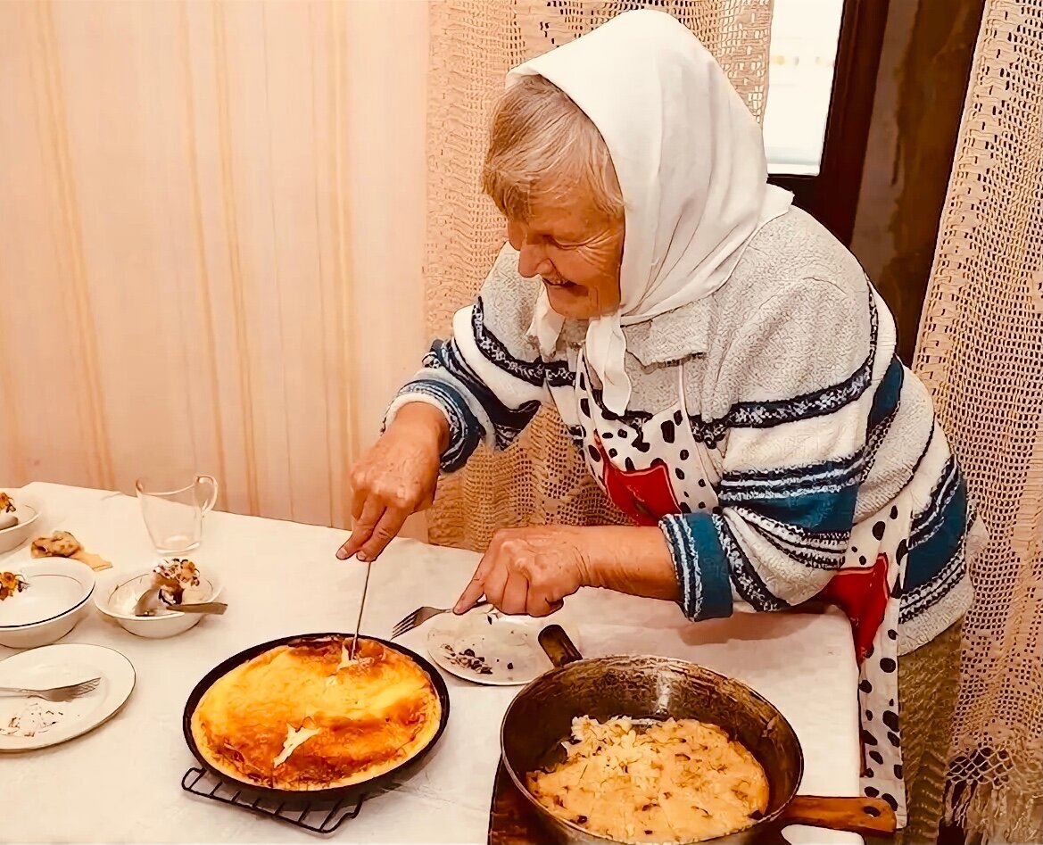 Бабушка готовит национальное блюдо