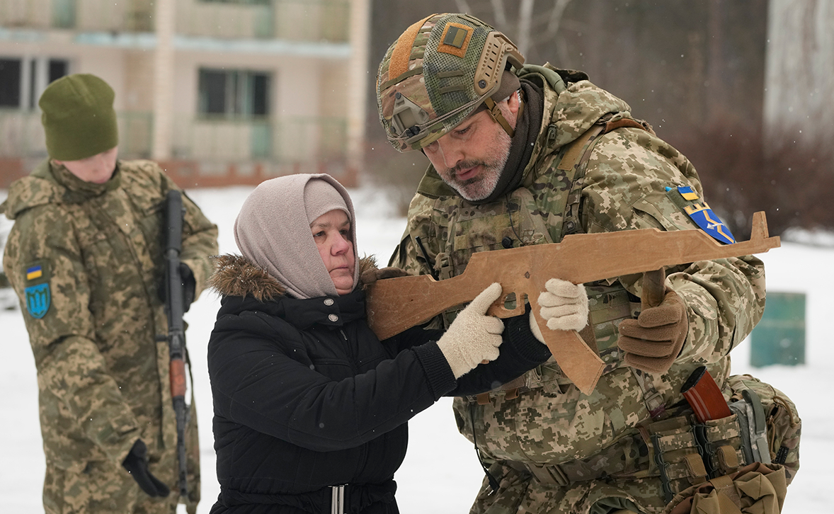 Украина не развяжет войну по своей воле. У неё и учения-то с фанерным оружием