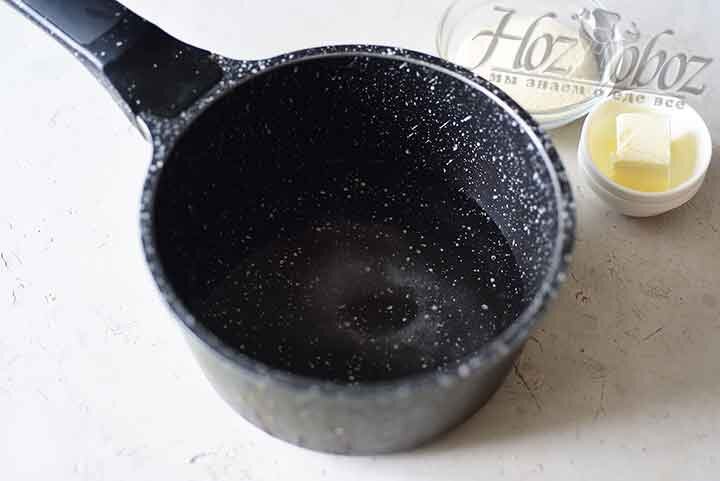 В сотейнике смешаем воду с солью и сахаром