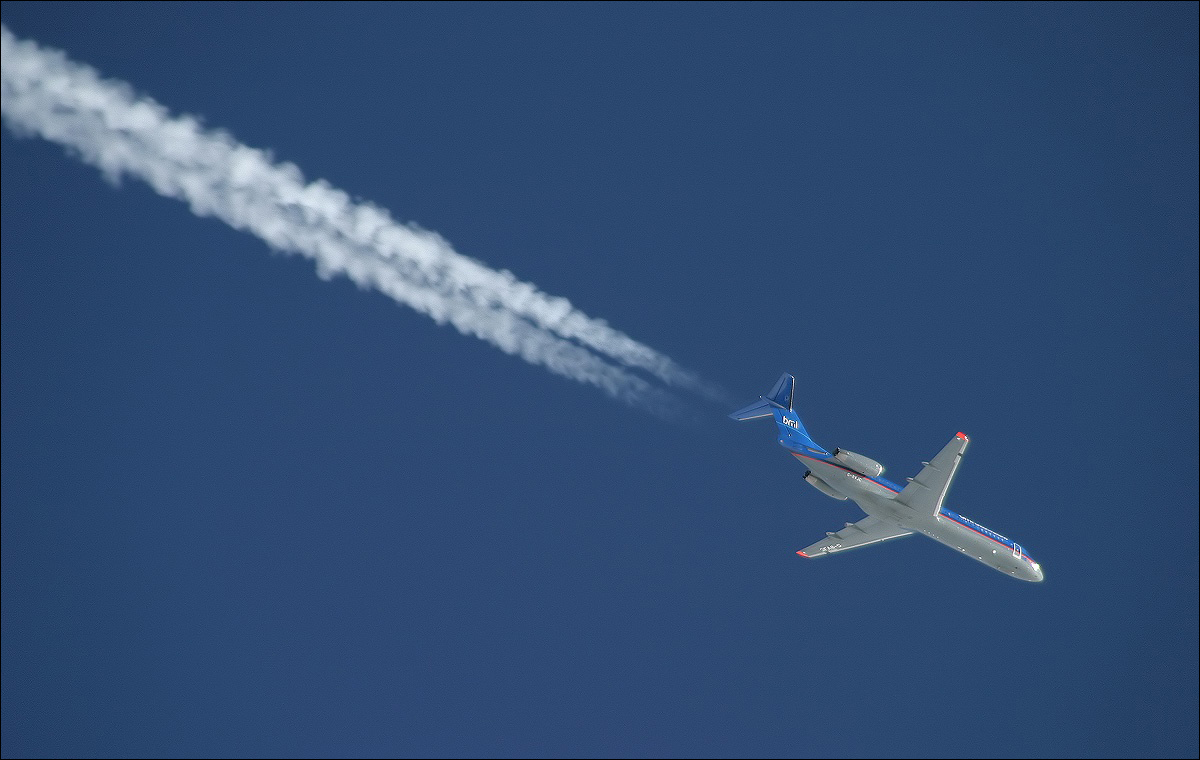 Почему след от самолета. Инверсионный след airbus a340. ту-154 инверсионный след. инверсионный(конденсационный) след. ил 76 инверсионный след.