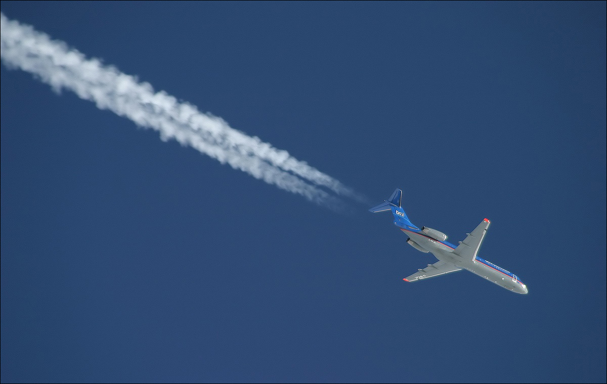 Почему след от самолета. Инверсионный след Airbus a340. Ту-154 инверсионный след. Инверсионный(конденсационный) след. Ил 76 инверсионный след.