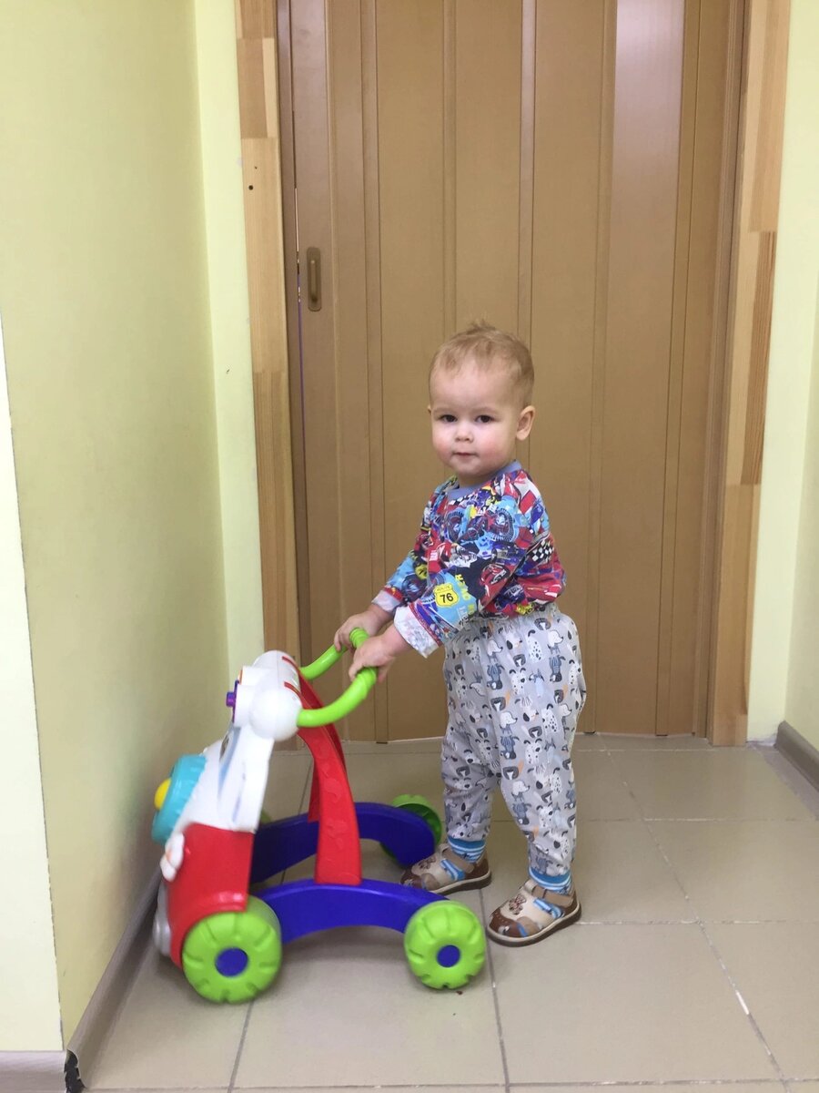Ваня в садике. Так выглядят ходунки-толкатели
