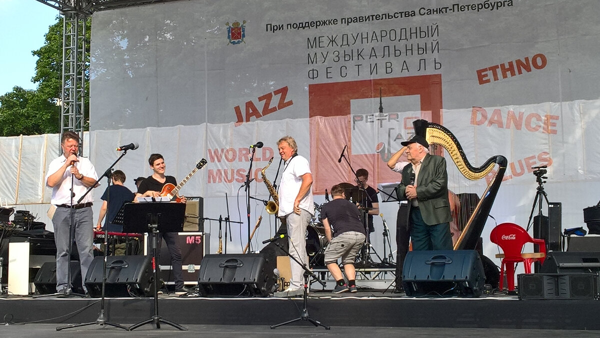 Иннокентий Волкоморов, Владимир Фейертаг и музыканты не сцене