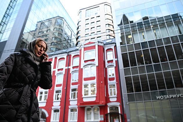 Девушка около нотариальной конторы© РИА Новости. Владимир Астапкович / Перейти в фотобанк
