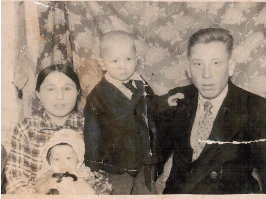 Хася с родителями и одной из сестер. Мама ещё не родилась 