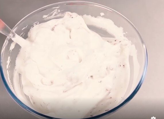 Взбитое бизе с грецкими орехами