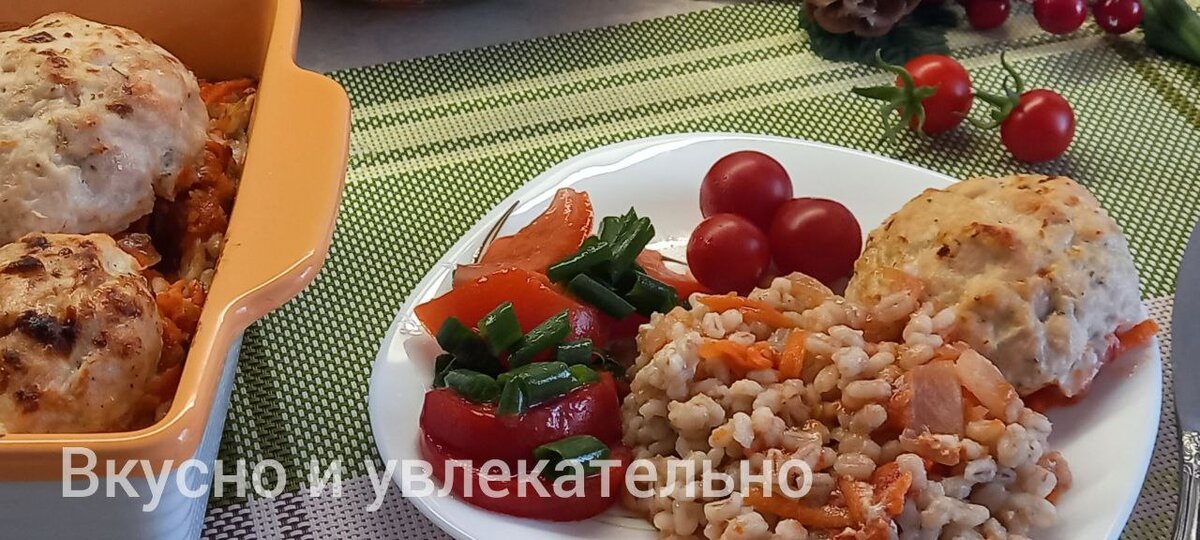Перловая каша с куриными котлетами.
