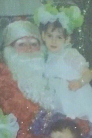 На детских фотографиях Зарины нет родителей.