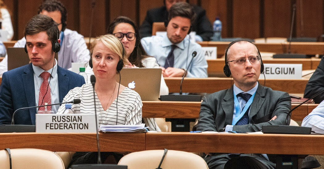 Главный подневольный борцун-правдолюбец скучает справа