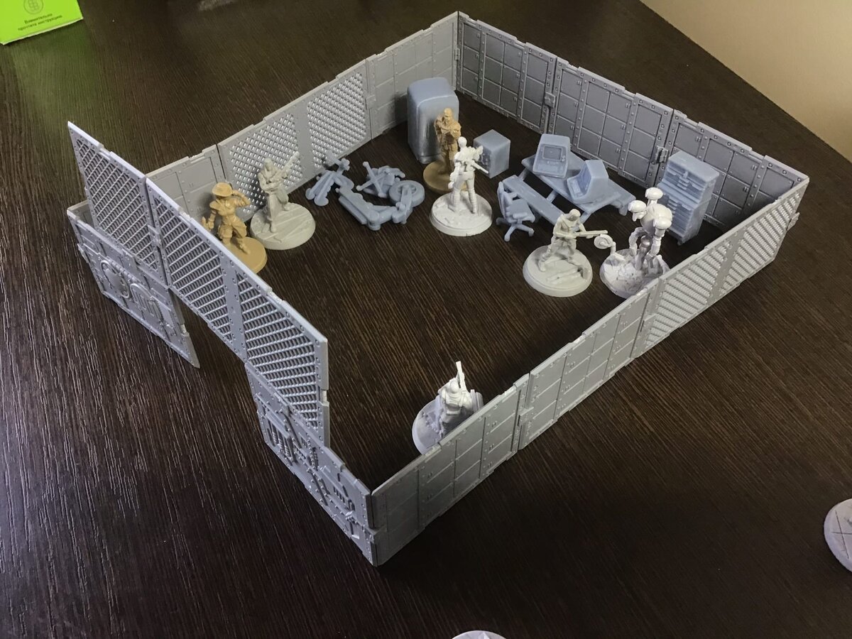 Инженер обследует Мистера Помощника