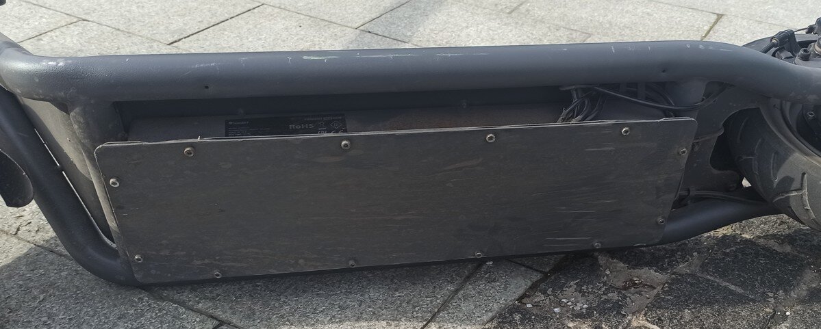 Большой аккумуляторный отсек, он герметизирован и в него лёгкий доступ.