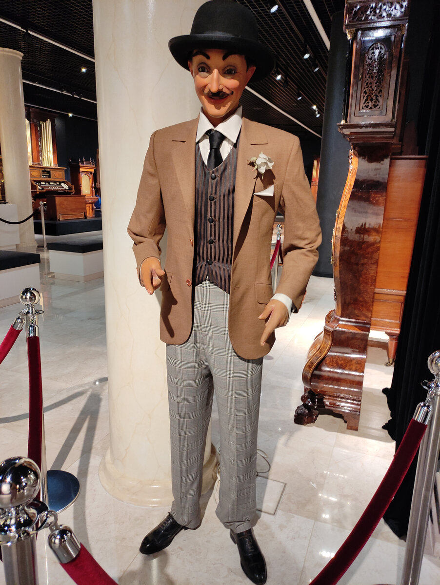 Это Бубо, одна из первых механических (движущихся) кукол в мире. Рост Бубо 170 см