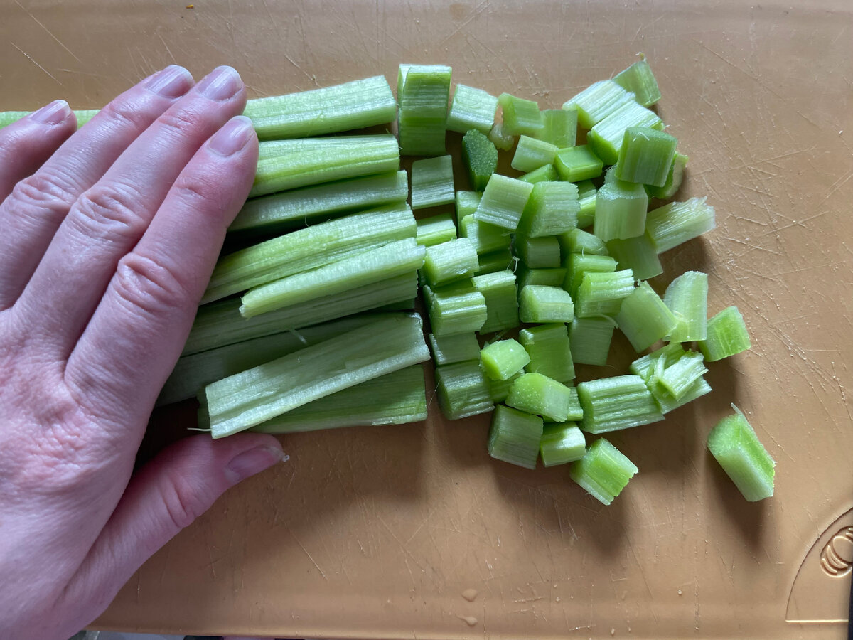 Многому она нас тогда обучила. До сих пор понимаю, что всю зелень от корешков до лопухов я научилась готовить благодаря ей.