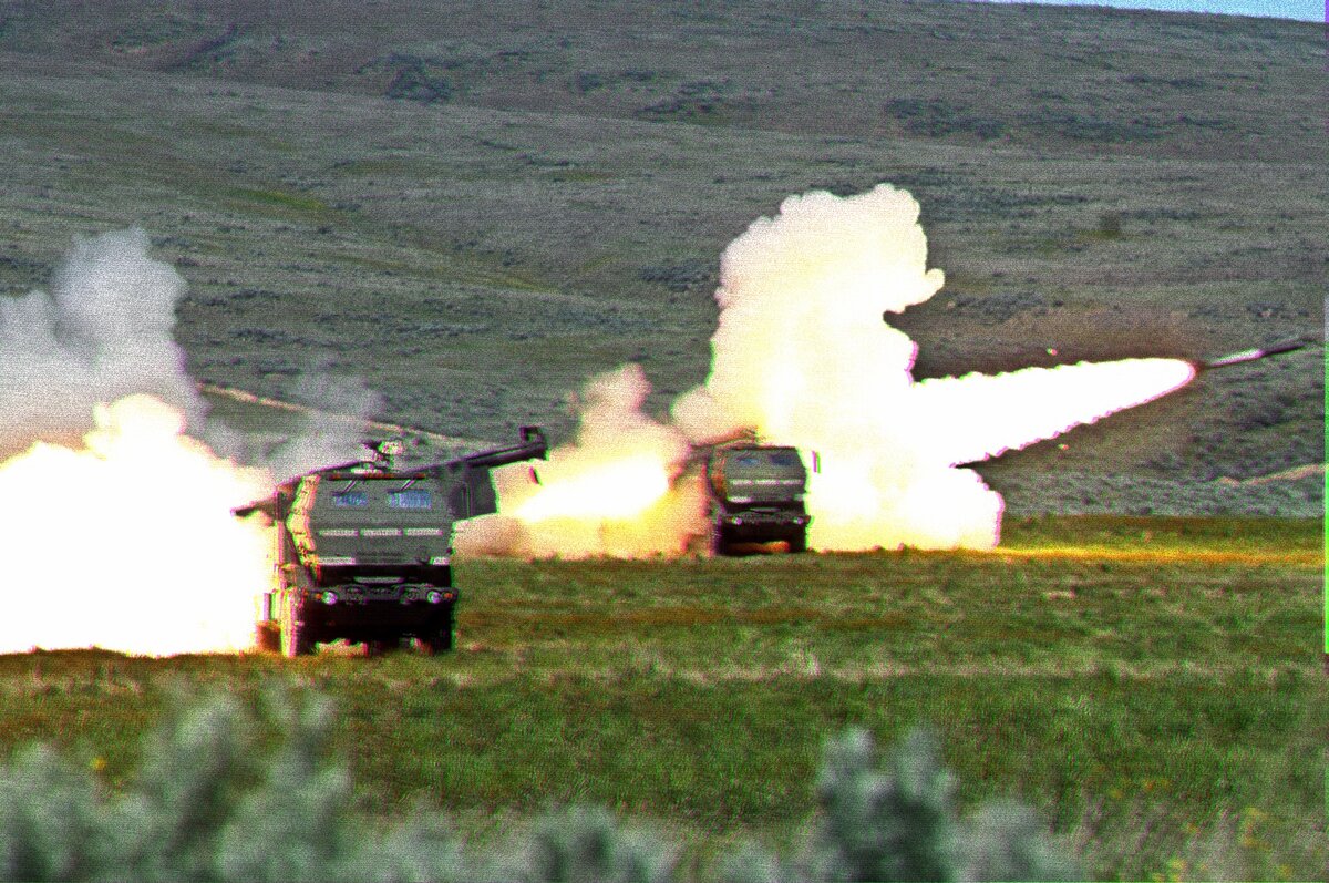 М142 HIMARS — реактивная система залпового огня на колёсном шасси   (Англ. High Mobility Artillery Rocket System — HIMARS) производства США. Их поставляют на Украину союзники Вашингтона и сами Соединенные Штаты. Всего Вашингтон обещал передать Украине 20 таких установок, 12 РСЗО уже были переданы Киеву. В конце июня главнокомандующий Вооруженных сил Украины (ВСУ) Валерий Залужный говорил, что HIMARS уже применяют в Донбассе.