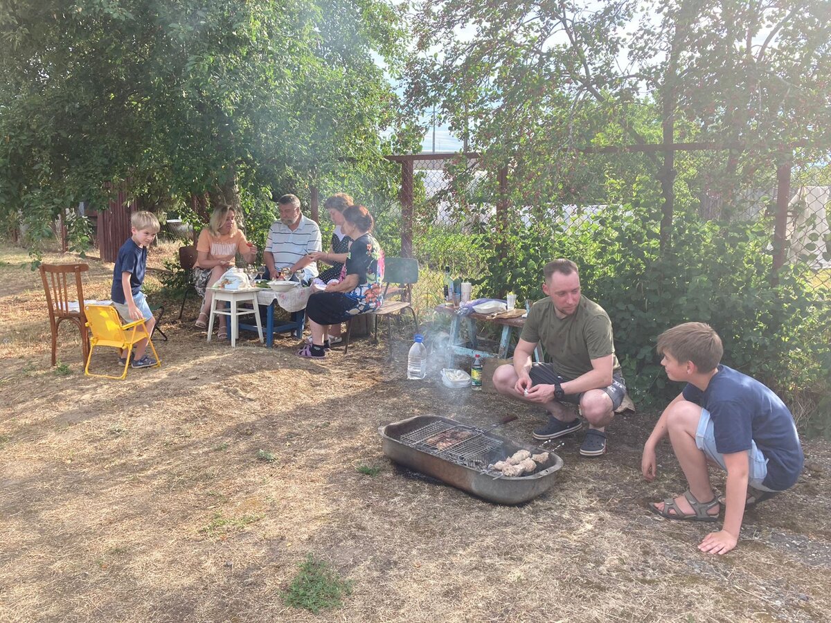 Фото автора. Ещё каких-то 15 лет назад на семейных фотографиях народу было в три ряда. Сейчас местных двое - папина тетя и его сестра…